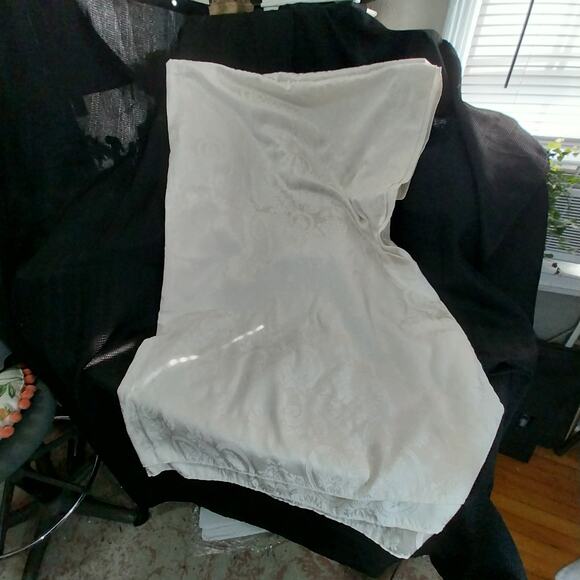 VINTAGE REGAL ARTISTRY DAMASK CREAM FULL SIZED TABLECLOTH, SATINY & DELICIOUS! - Picture 7 of 11
